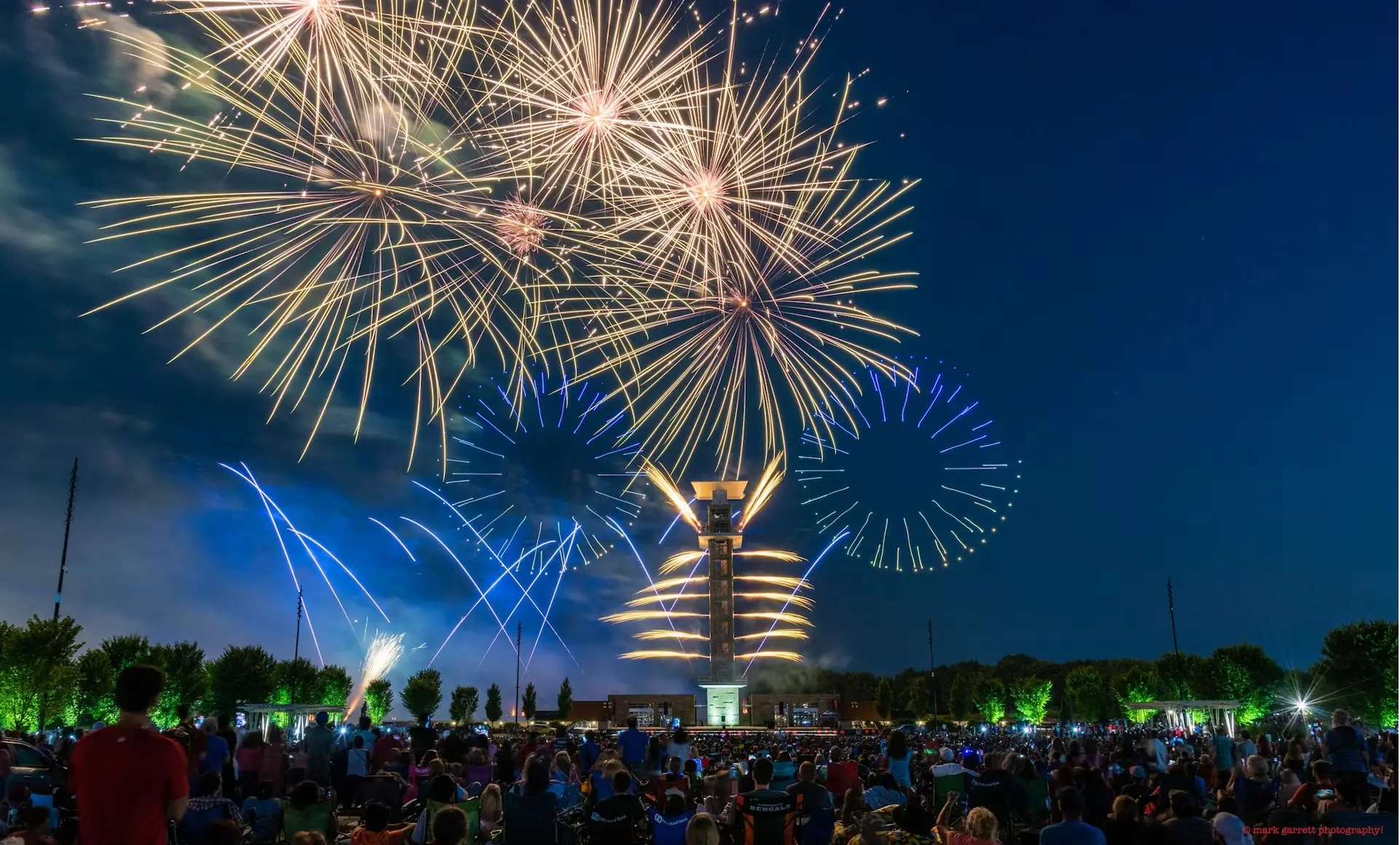 Drone light show in Blue Ash featuring 200 light show drones and fireworks for the 4th of July in 2021